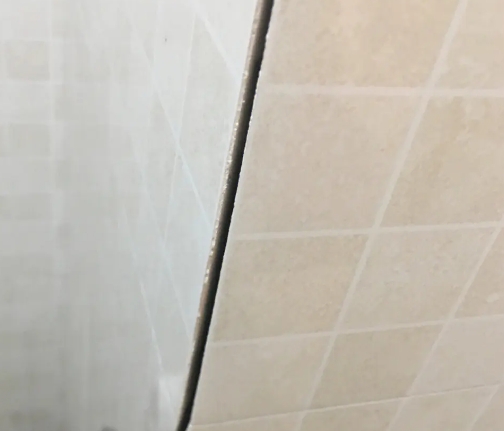 隰县瓷砖空鼓维修公司分享阳台瓷砖脱落的修复过程可以分为以下几个步骤