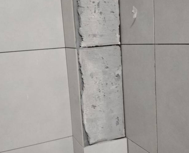 隰县瓷砖空鼓维修公司分享下瓷砖施工前基层浇水润湿程度不足，可能导致以下问题