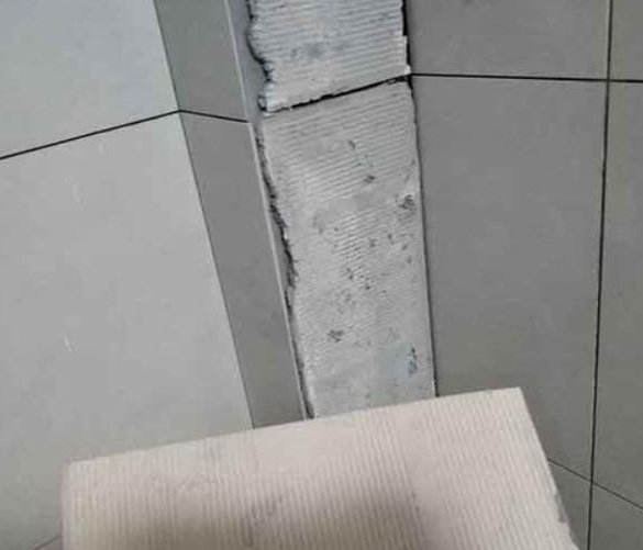 隰县瓷砖空鼓维修公司分享下厨房瓷砖脱落的补救措施。